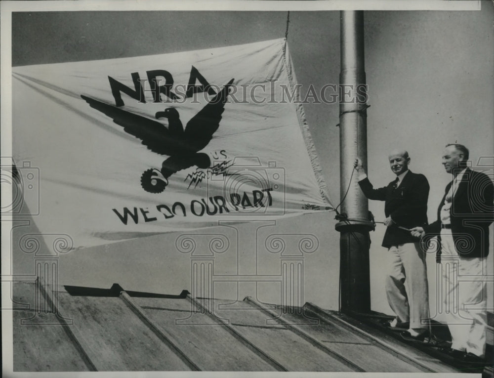 1933 Press Photo Wisconsin is first state to fly N.R.A flag on Capitol-Historic Images