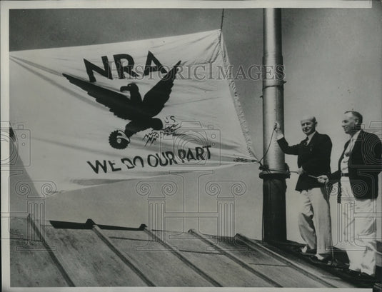 1933 Press Photo Wisconsin is first state to fly N.R.A flag on Capitol-Historic Images