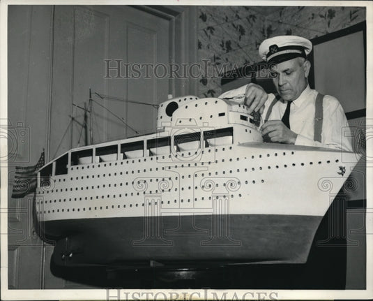 1942 Press Photo San Francisco Donald Serio & model of unsinkable ship-Historic Images