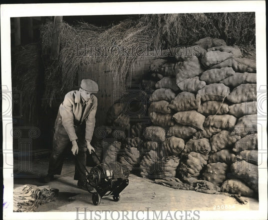 1938 Press Photo Westinghouse Electric poultry farm, Carl O tte & a generator - Historic Images