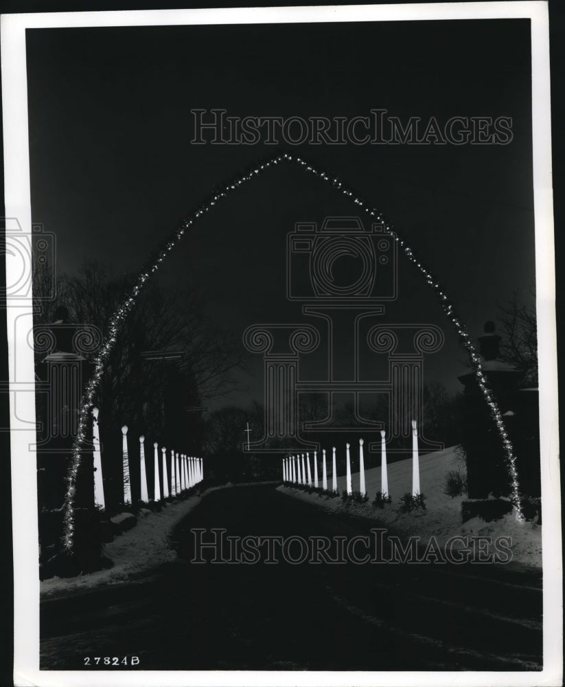 1956 Press Photo Unique Lane of Stately fluorescent candles-Historic Images