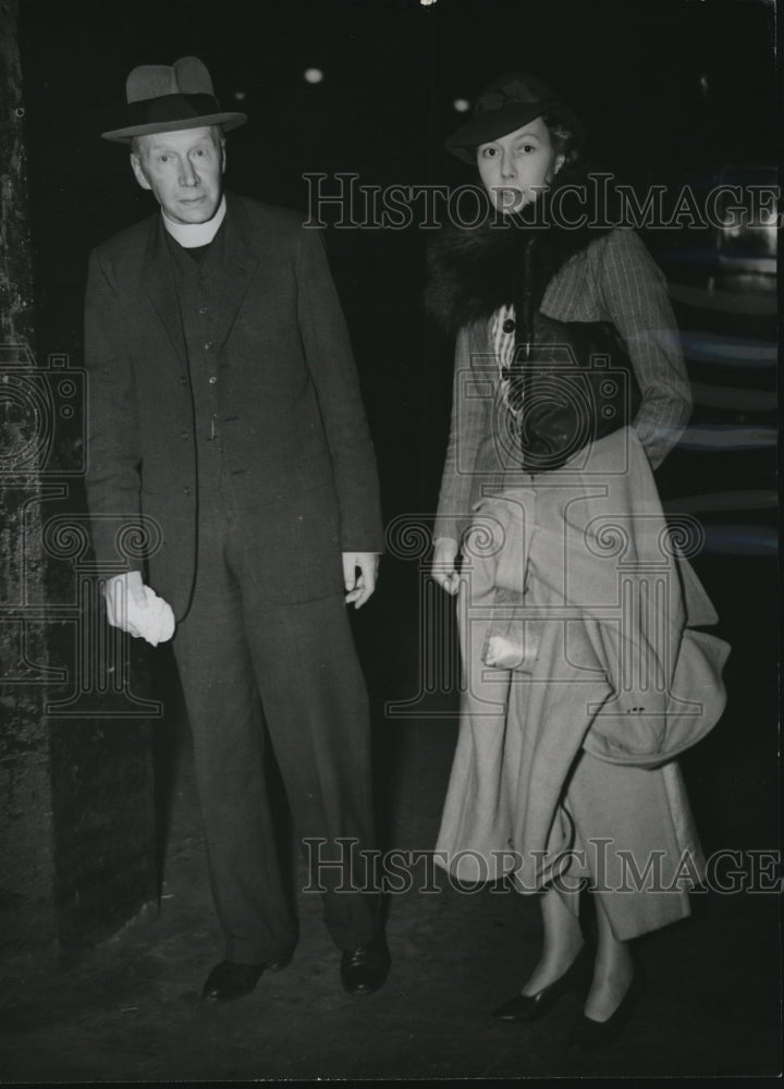 1938 Press Photo Mrs. H.C.T. Stronge and Canon Burnside Arrives FRom Prague-Historic Images