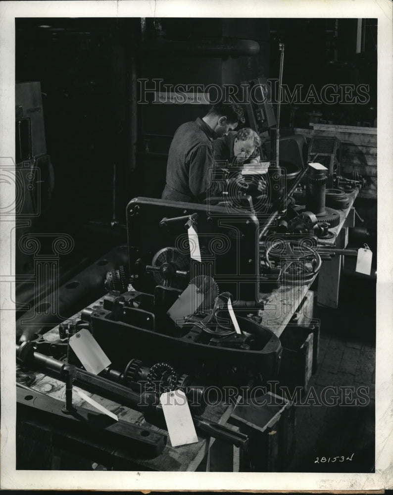 1943 Press Photo Westinghouse lab, repair outdated machines-new technology - Historic Images