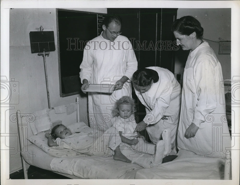 1947 Press Photo Berlin Dr T Cucher, Mrs W Zansner, A Fallon &amp; polio babies-Historic Images