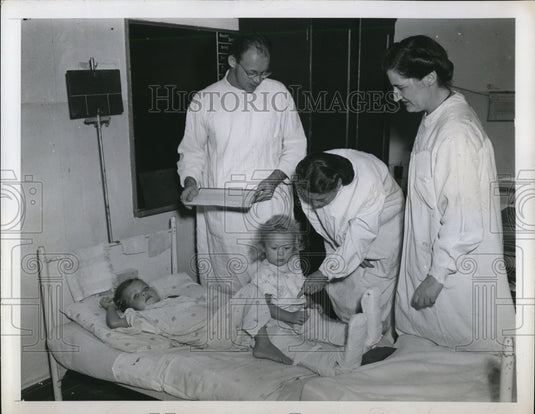 1947 Press Photo Berlin Dr T Cucher, Mrs W Zansner, A Fallon & polio babies-Historic Images