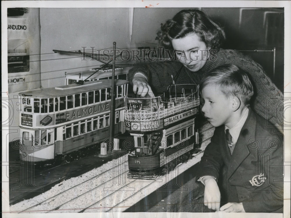 1956 Press Photo A model of 1907 Metropolitan Street cab capture a 7yr old boy.-Historic Images