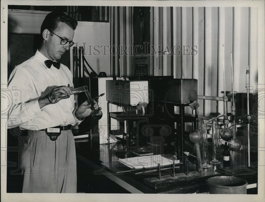 1944 Press Photo ER Ramsey staff chemist at PAn American Airways Miami Lab - Historic Images