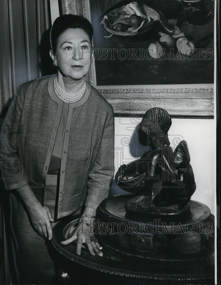 1965 Press Photo Mala Rubinstein, director with statue Emilio Greco-Historic Images