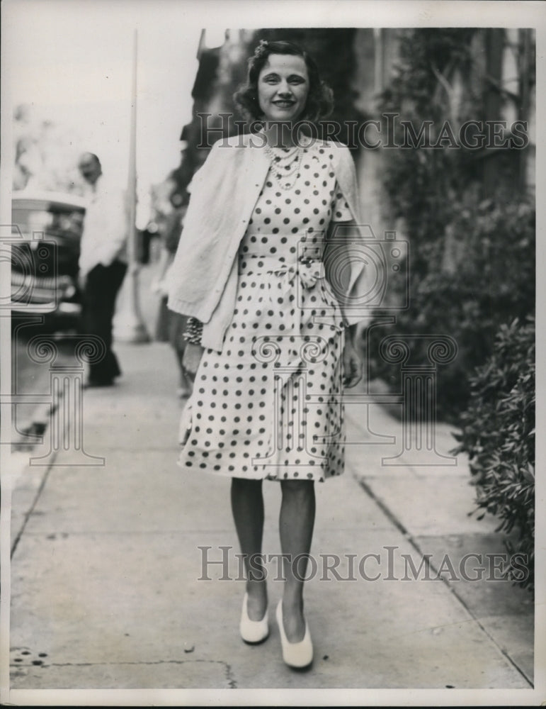 1941 Press Photo Palm Beach Fla Mrs T Markoe Robertson on Worth Ave - Historic Images