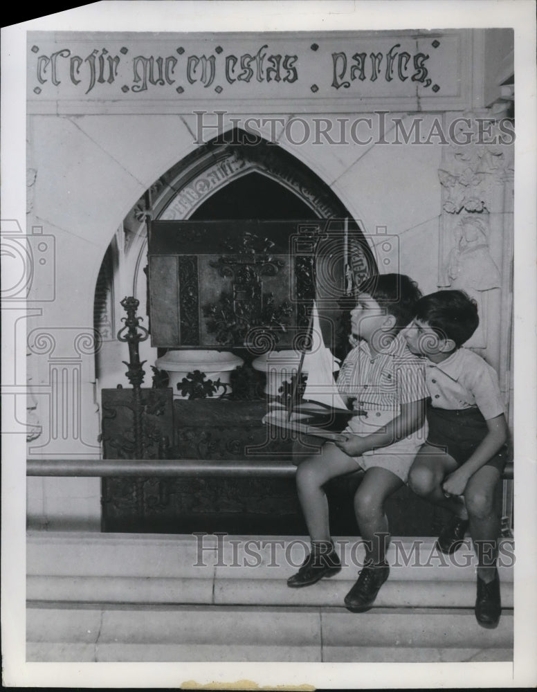 1949 Press Photo Santo Domingo Dominican Republic boys at Chris Colombus shrine-Historic Images