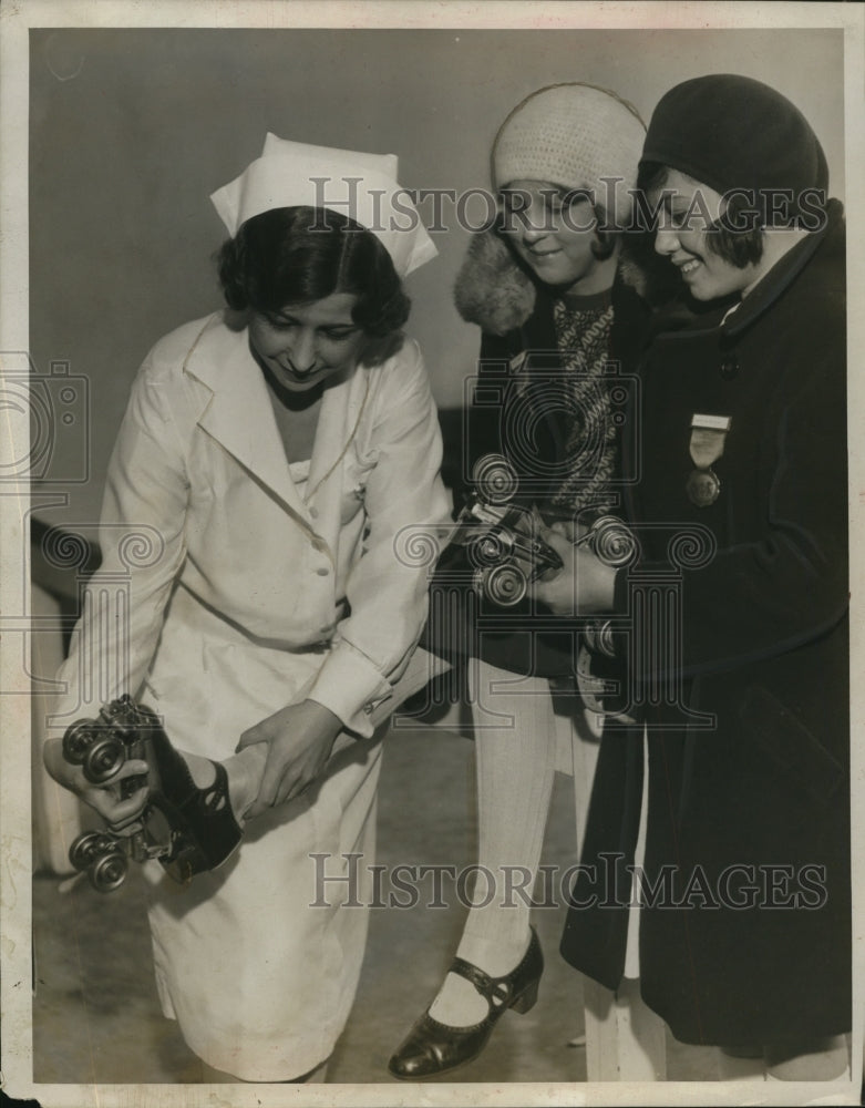 1931 Press Photo Mrs Beatrice Tyler & a nurse in roller skatesm B Sandler- Historic Images
