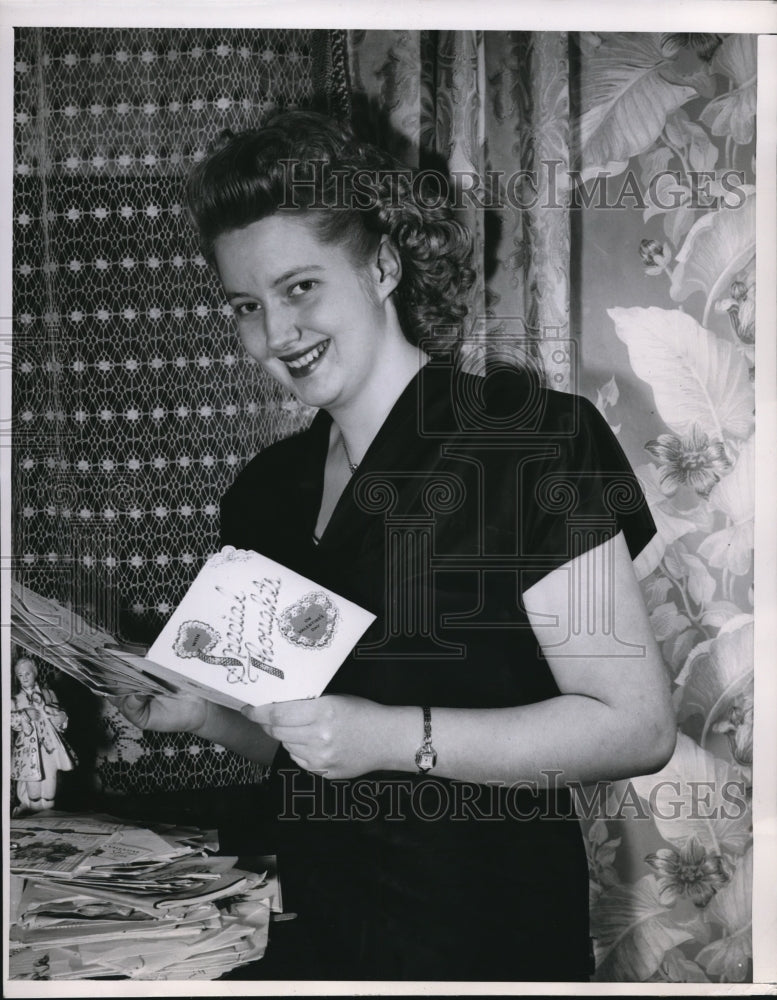1951 Press Photo Chicago Evelyn Valentine &amp; her Valentines cards-Historic Images