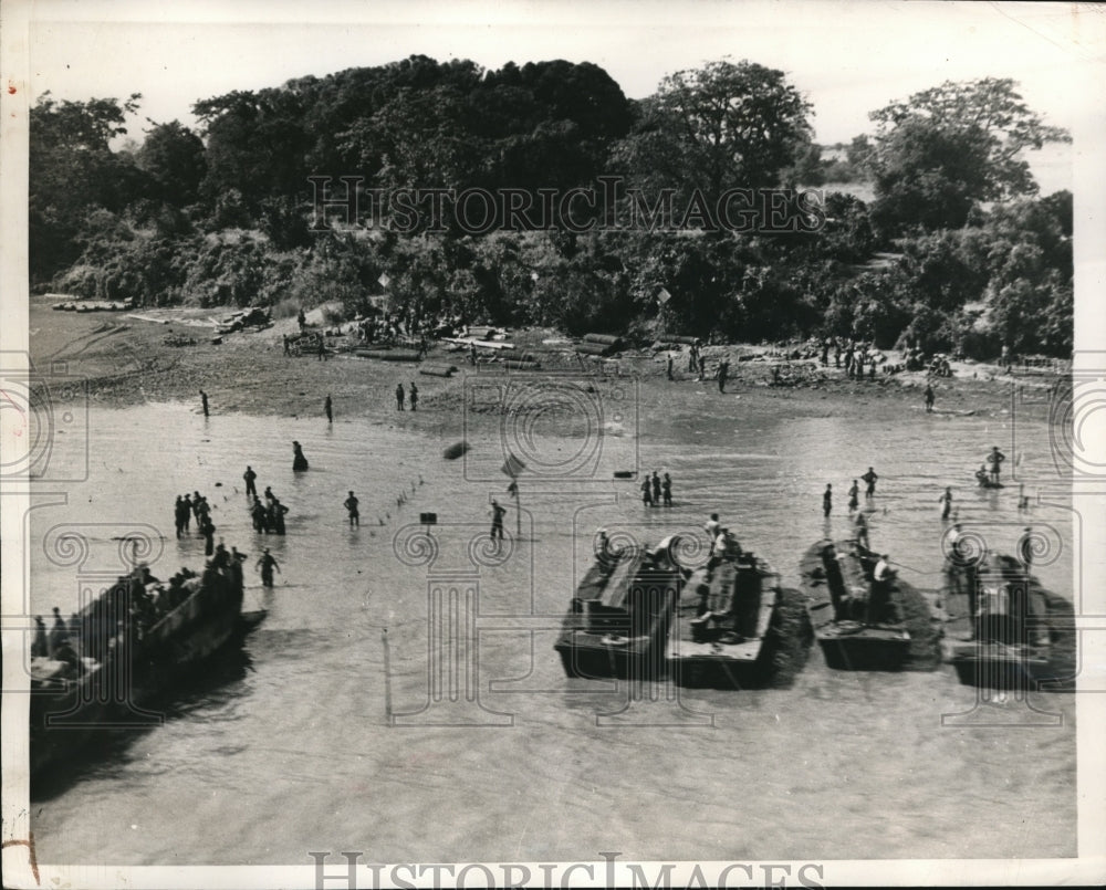 1945 Press Photo Akyar Burma Allies & supplies pour ashore at captured base - Historic Images