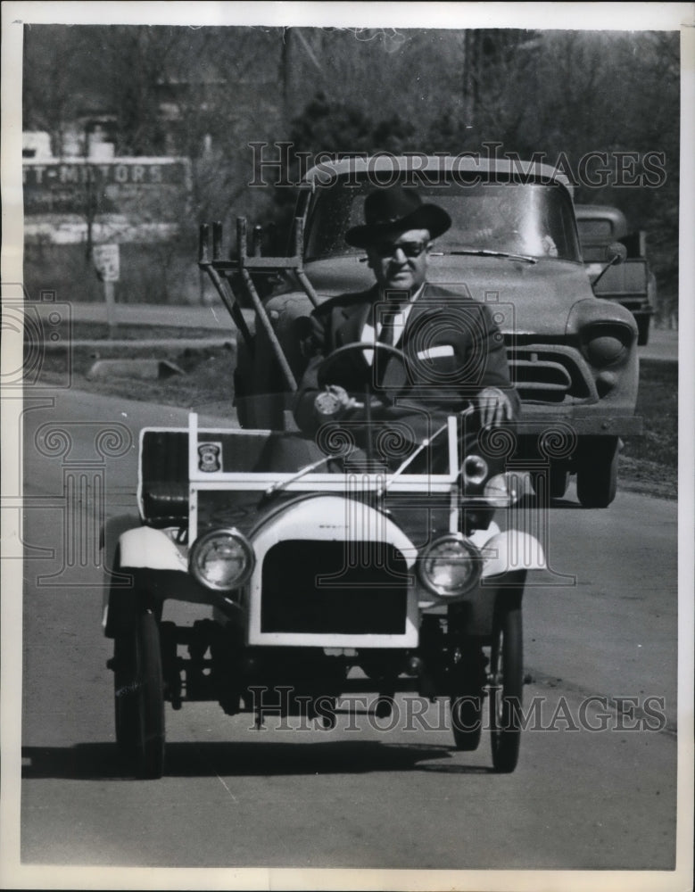 1960 Press Photo Iopeka Kansas, Al Moore in Stutz Bearcat vechicle-Historic Images