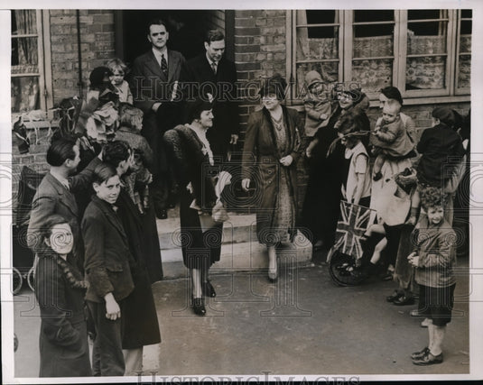 1938 London King George & Queen Elizabeth at McManus House-Historic Images