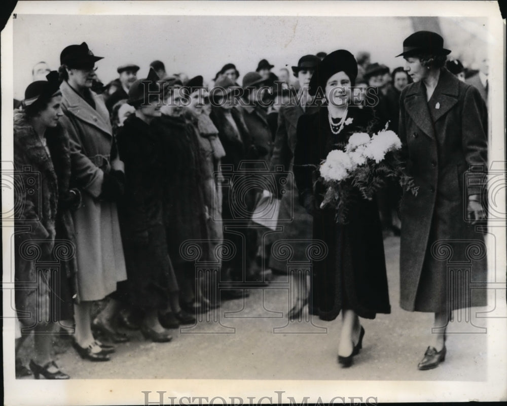 1939 Queen Elizabeth &amp; evacuees at Sussex England-Historic Images