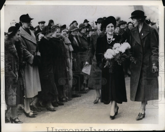 1939 Queen Elizabeth & evacuees at Sussex England-Historic Images