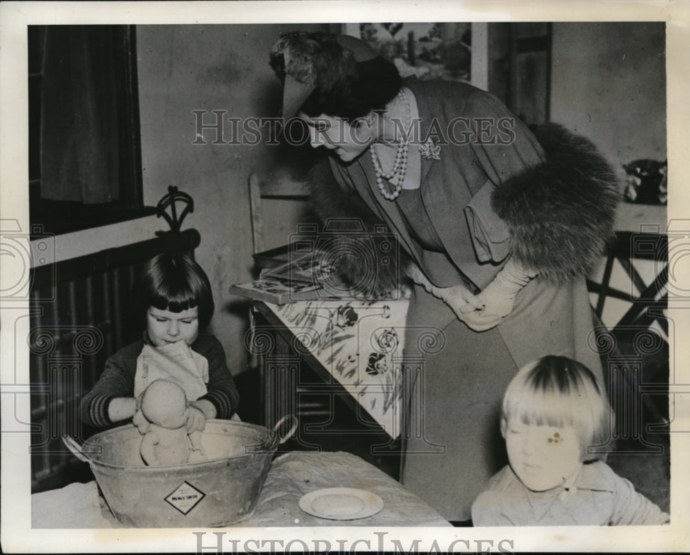 1939 Sussex England Queen Elizabeth visits evacuee camps kids-Historic Images