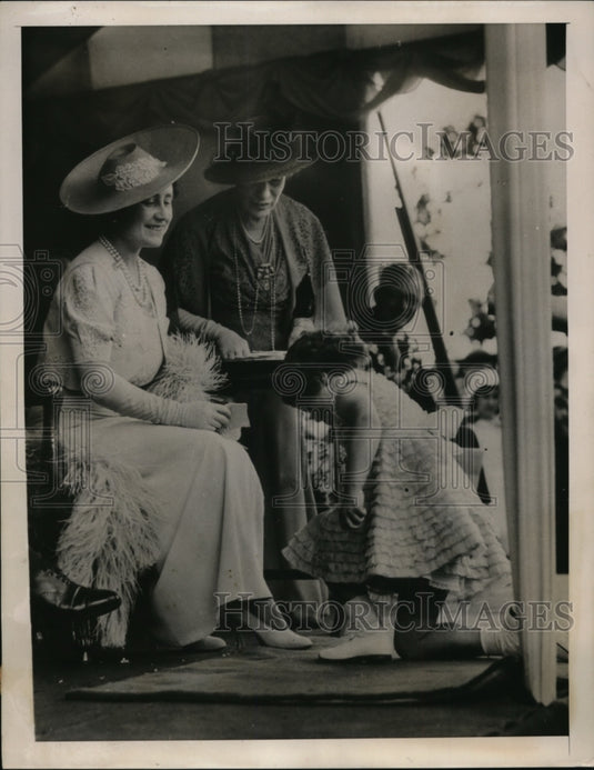 1939 London Queen Elizabeth & Mrs Sigismund Goetze-Historic Images