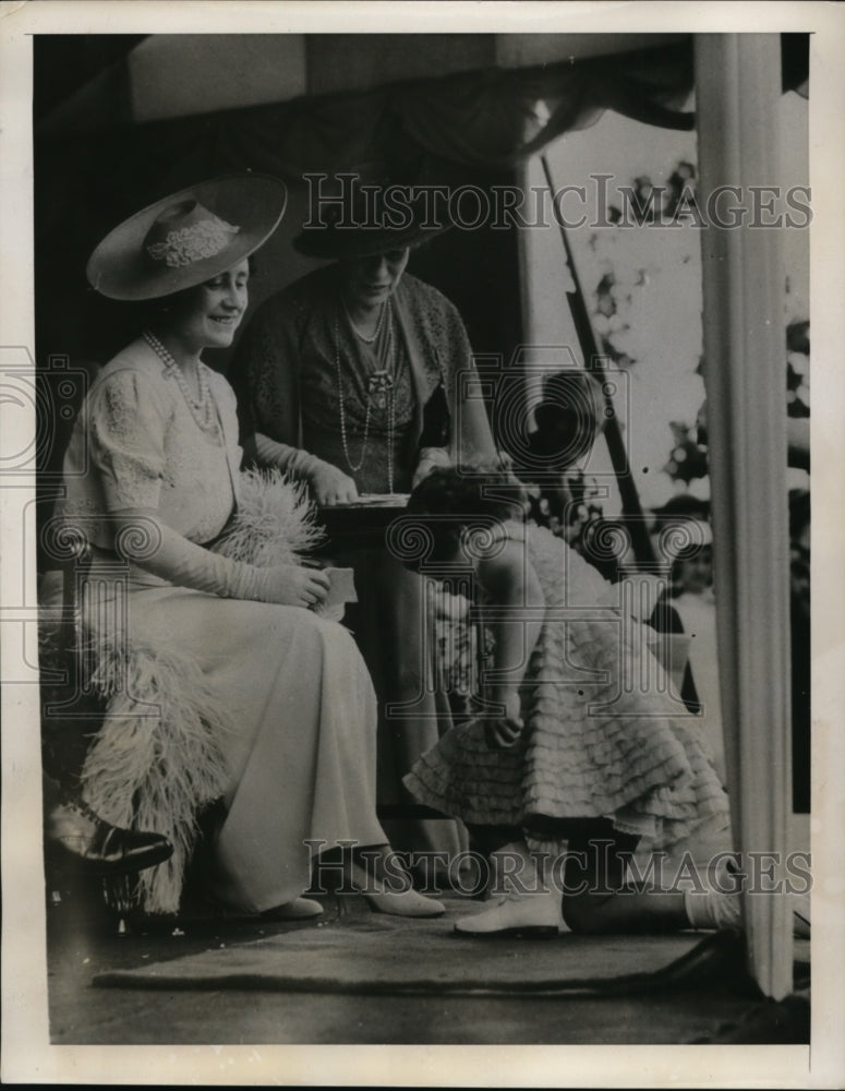 1939 Queen Elizabeth Smiles at Child Gives Curtsy to Her in London-Historic Images