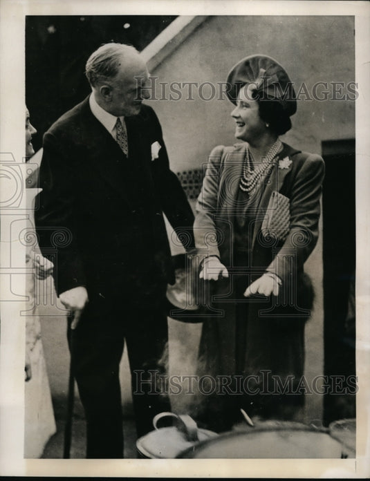 1940 Queen Elizabeth & Lord Woolton in London-Historic Images