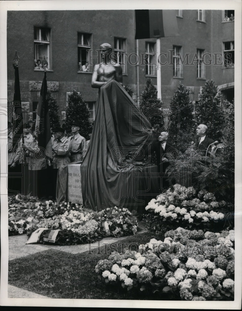 1953 Berlin Lord Mayor Ernst Reuter &amp; sculpture for Nazi war dead-Historic Images