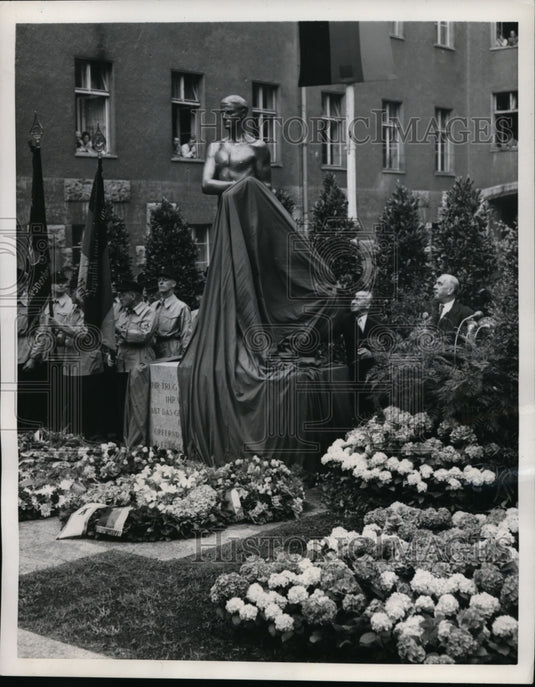 1953 Berlin Lord Mayor Ernst Reuter & sculpture for Nazi war dead-Historic Images
