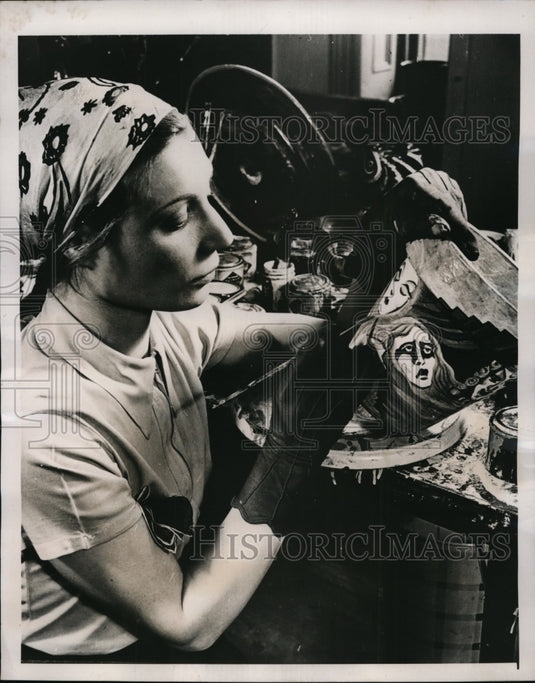 1940 Press Photo Ilse Hahlo European painter works on some pottery-Historic Images
