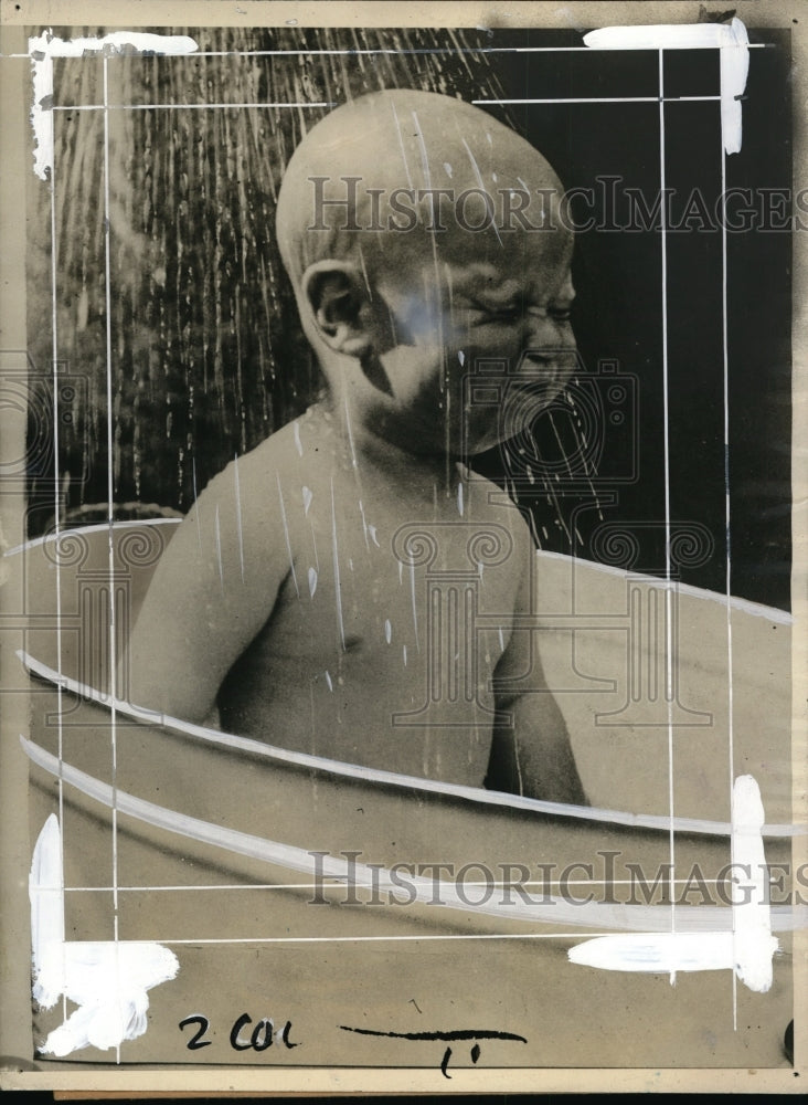 1925 Press Photo Baby Owens getting a bath in London England - Historic Images