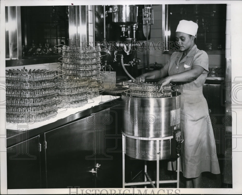 1956 Press Photo Hospital attendant Dorothy Jacobs dips rackful of syringes-Historic Images