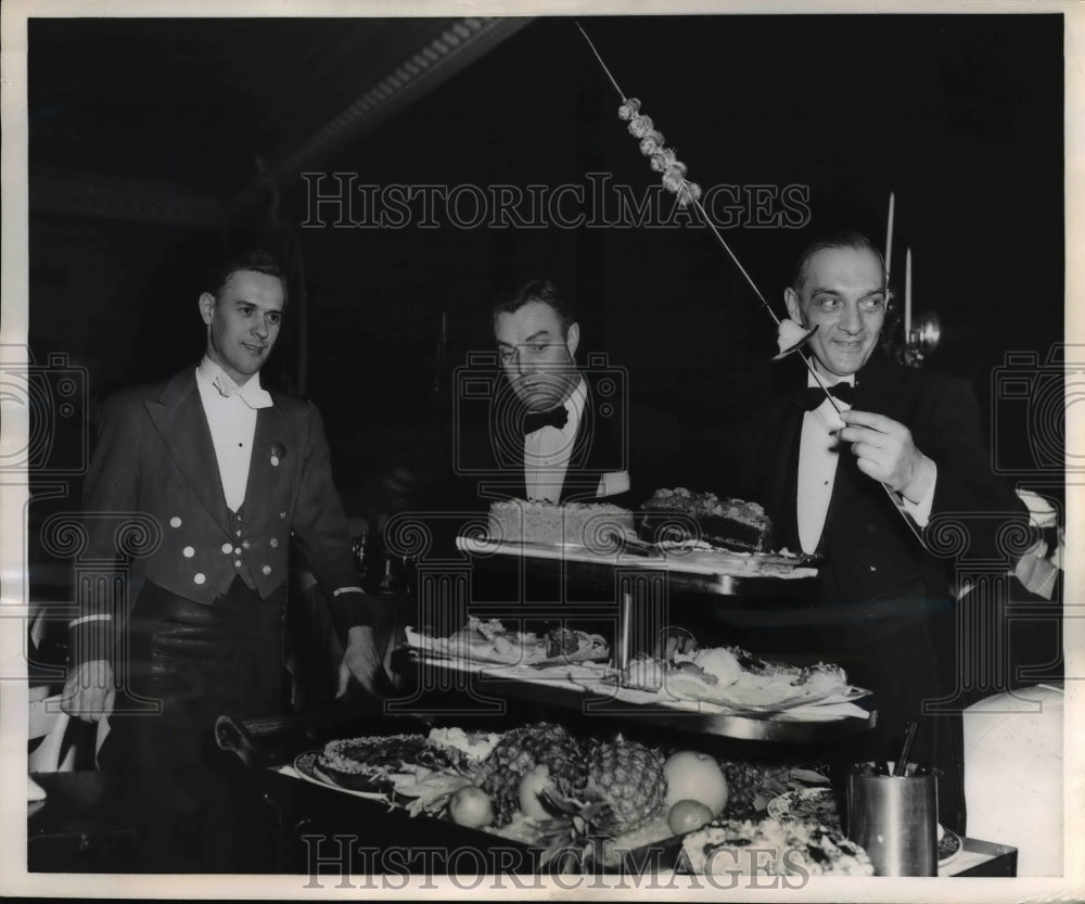 1951 Press Photo Headwaiter Boddy checks food before it is served-Historic Images