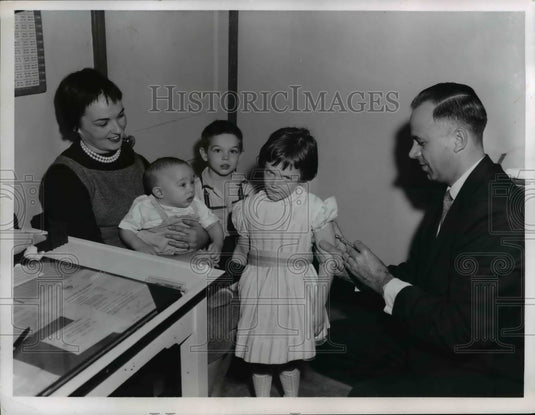 1958 Press Photo Mrs Everett Young, Glen, Rennie & Cindy with Dr G Leicht-Historic Images
