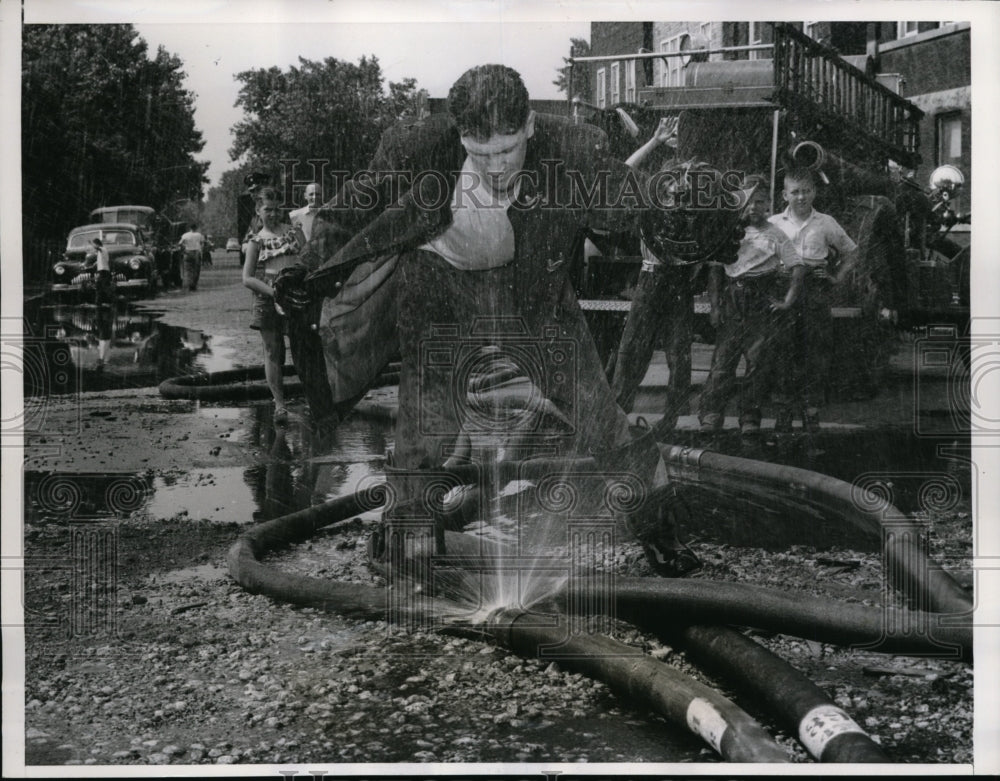 1954 Press Photo Chicago fireman Martin Curley at stock yards blaze - Historic Images