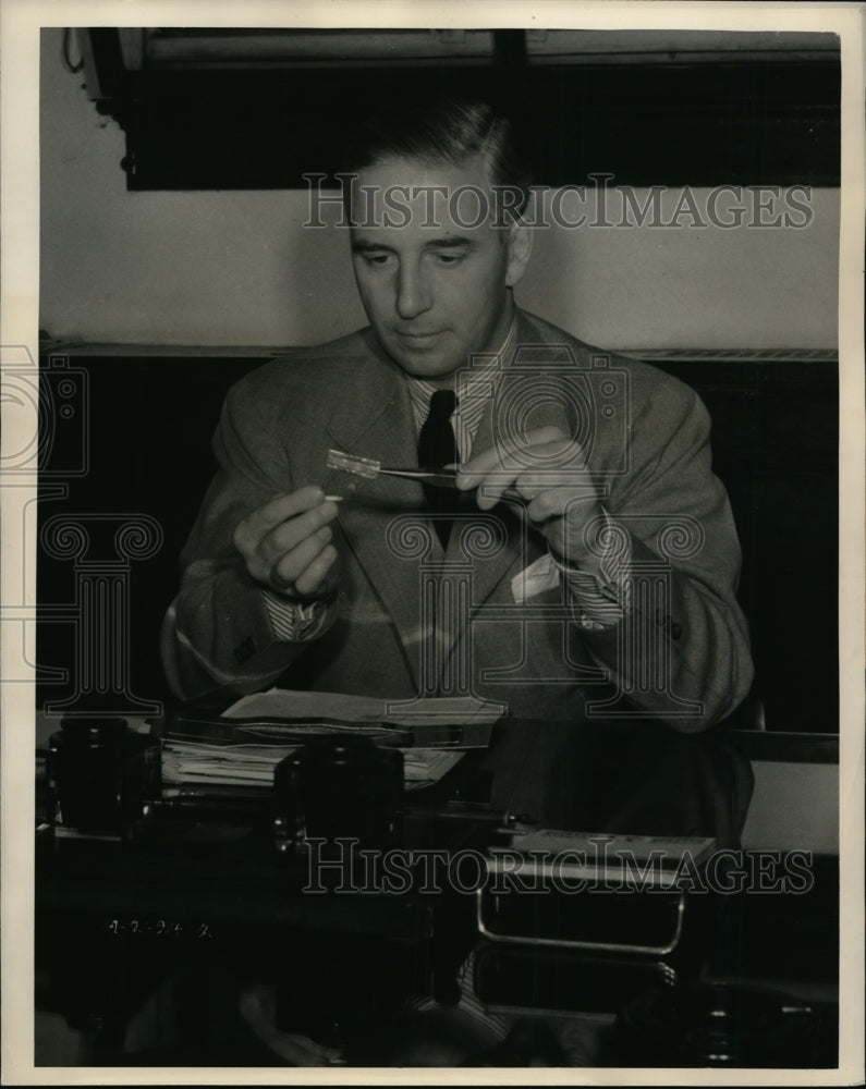 1940 Press Photo WJ Russell engineer &amp; thermostat by Westinghouse-Historic Images