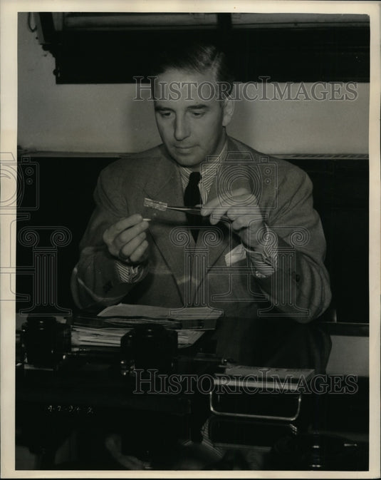1940 Press Photo WJ Russell engineer & thermostat by Westinghouse-Historic Images
