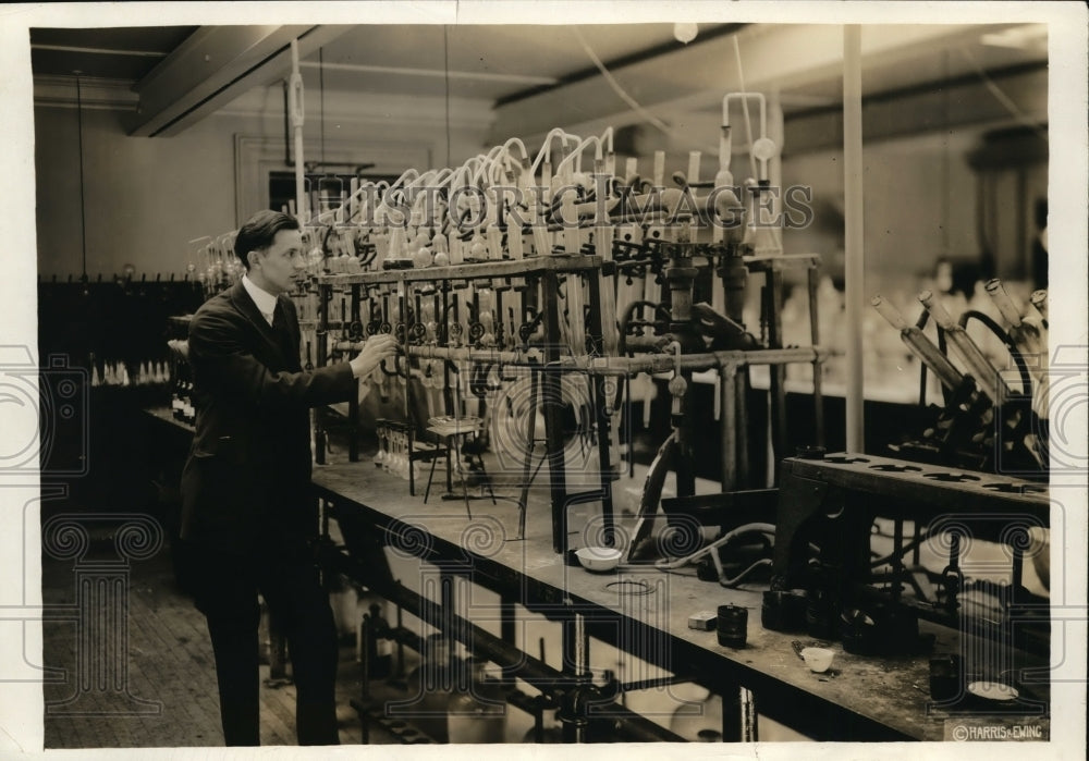 1920 Press Photo US Internal Revenue Dept test of alcohol-Historic Images