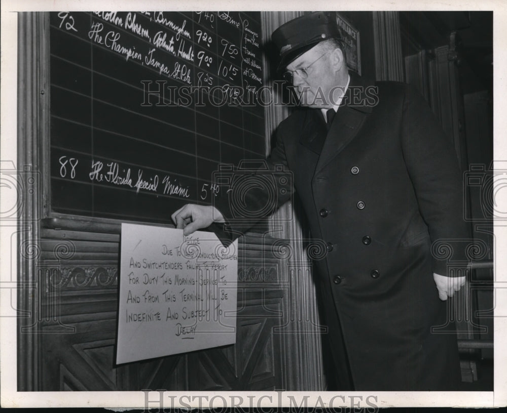 1950 Press Photo Howard Phipps, Gateman at Union Station - nex86162-Historic Images