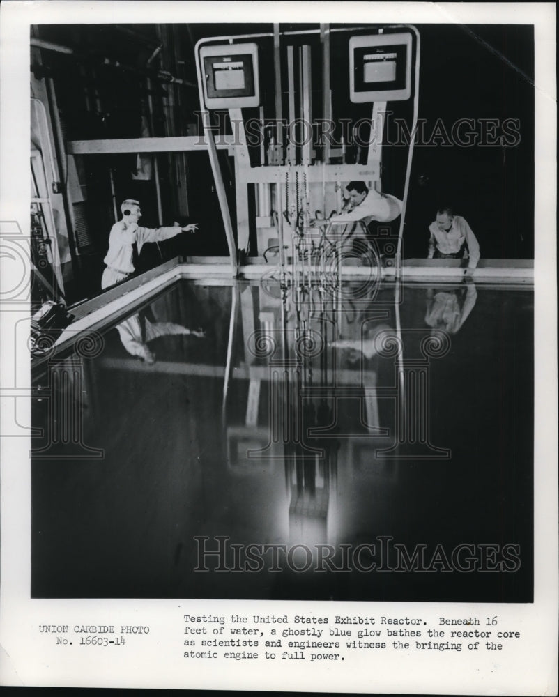 1955 Press Photo Testing the US Exhibit Reactor Beneath 16 Ft of Water-Historic Images