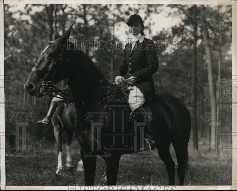 1932 Press Photo Jane Johnson at Drag Hunt on Estate of Mrs. Thomas Hitchcock Sr-Historic Images