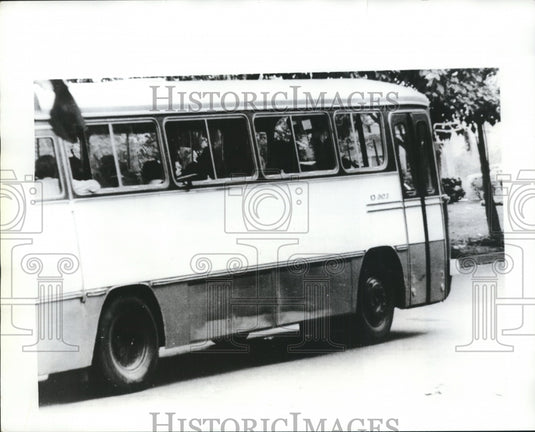 1974 Press Photo Bus Carrying Hostages Machinegun Out Window in Nicaragua-Historic Images