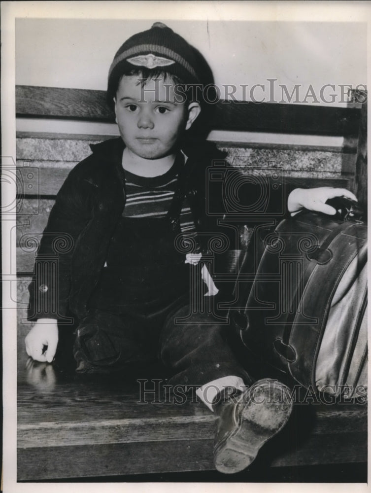 1943 Press Photo David Beecher, 3 Waits To Hear Verdict $75000 Train Cut Leg Off-Historic Images