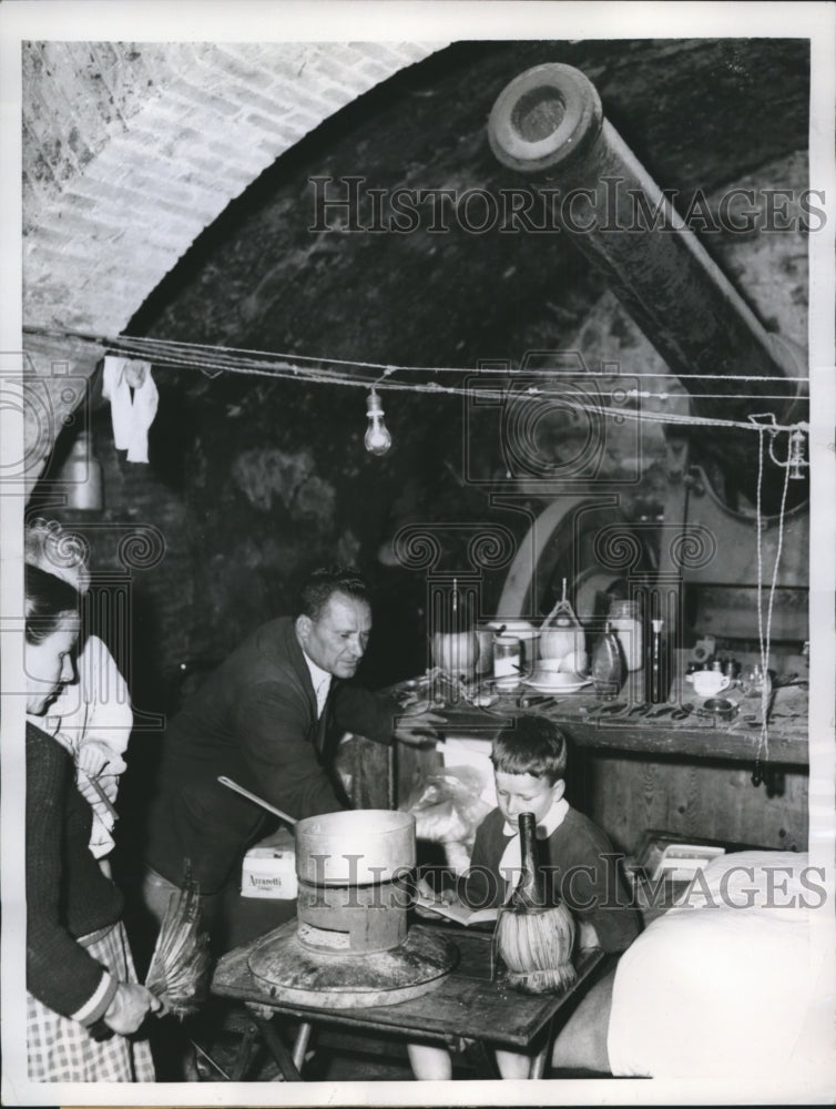 1959 Press Photo Natale Bei and His Family Live in Cave with Cannon in Rome-Historic Images