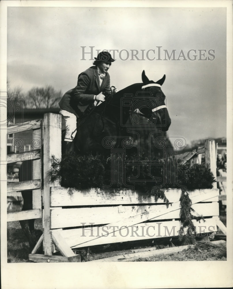 1939 Press Photo Dorothy Schnailter of Shaker Heights on Horse Jumps Fence- Historic Images