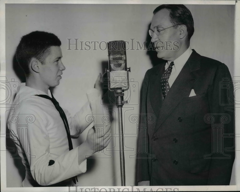 1945 Press Photo 2nd Class Don Moloney USCGR Age 17 &amp; Under Secr Navy Gates - Historic Images