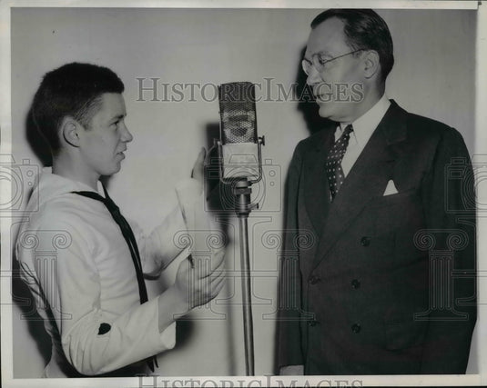 1945 Press Photo 2nd Class Don Moloney USCGR Age 17 & Under Secr Navy Gates - Historic Images