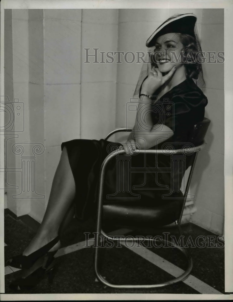 1938 Press Photo Western Cocktail Ensemble with Black Felt Beret Trimmed in Pink-Historic Images