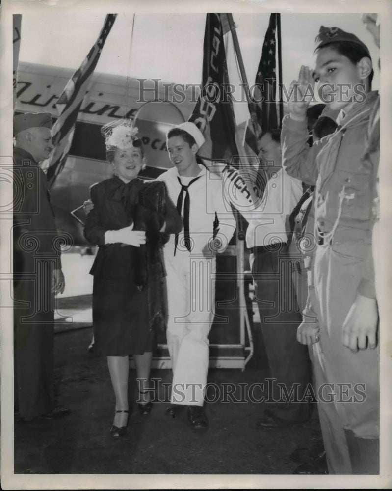 1945 Press Photo Donald Maloney Coast Guard Hero Empire State Building Fire-Historic Images