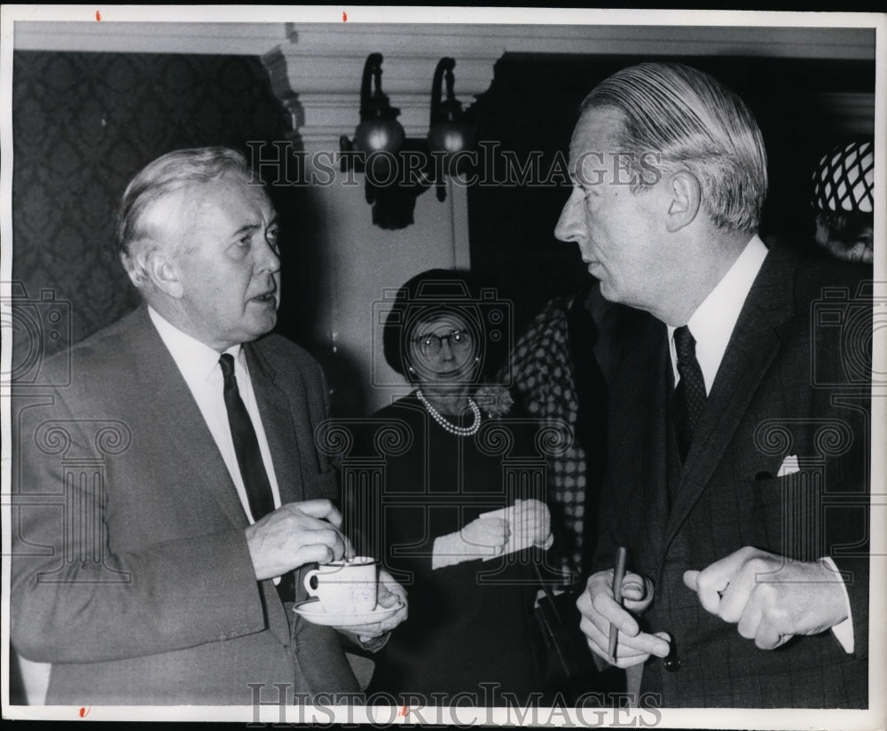 1968 Press Photo Premier Harold Wilson & Political Opponent Ted Heath-Historic Images
