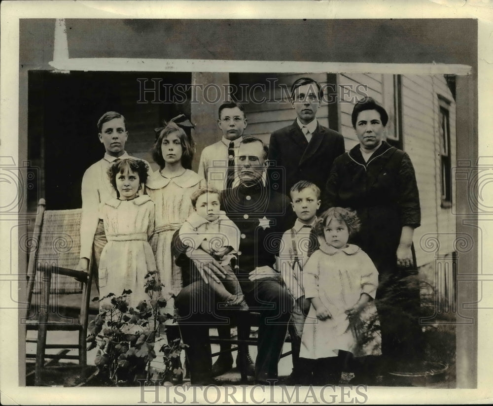 1924 Press Photo John J Karns &amp; Family Policeman Raising Family of 12 - Historic Images