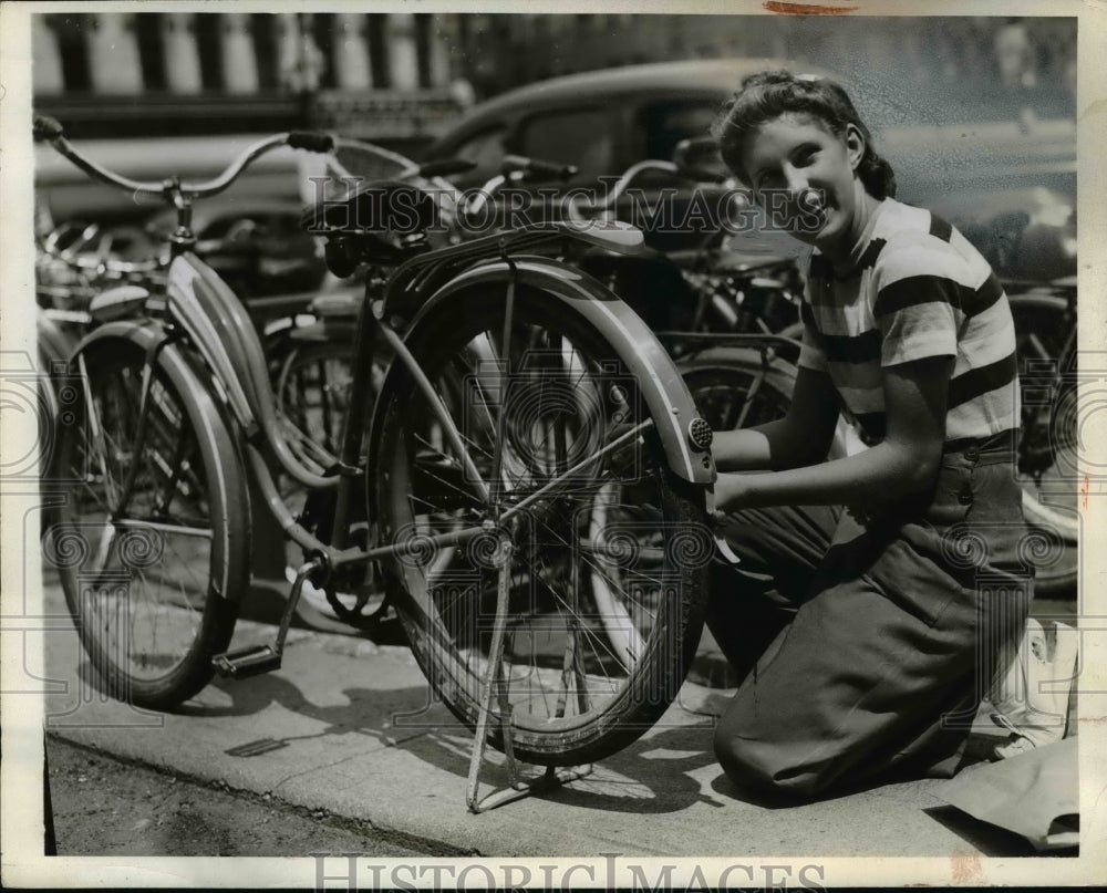 1942 Press Photo Winona Miller Unlocks Her Bike from Public Bike Rack-Historic Images